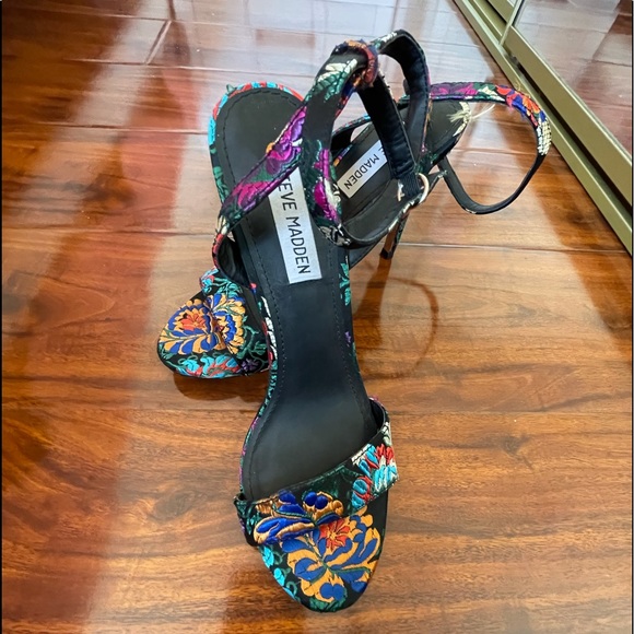 Steve Madden Shoes - Steve Madden Flower heels size 8